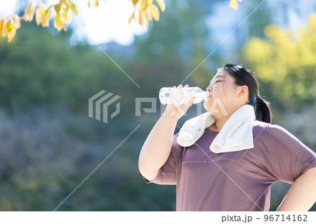 水を飲む女性 水を飲む女性 96714162