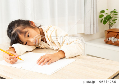 勉強に疲れた女の子 96714236