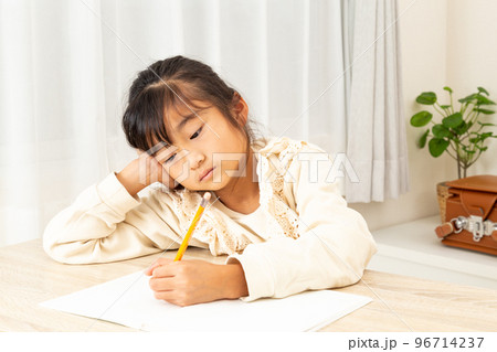 勉強に疲れた女の子 勉強に疲れた女の子 96714237