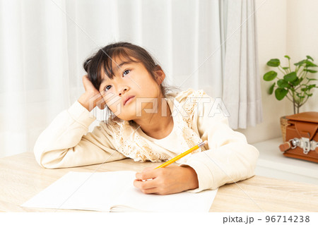 勉強に疲れた女の子 96714238