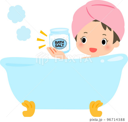 バスソルトのボトルを持った入浴中の女性 96714388