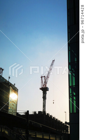 タワークレーンとビル群の夕暮れの風景 タワークレーンとビル群の夕暮れの風景 96714428