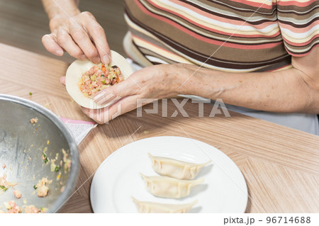 餃子を包むシニア 96714688