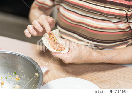 餃子を包むシニア 96714695