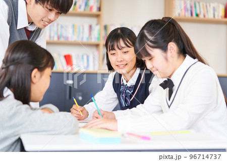相談する中学生 談笑する中学生 相談する中学生 談笑する中学生 96714737