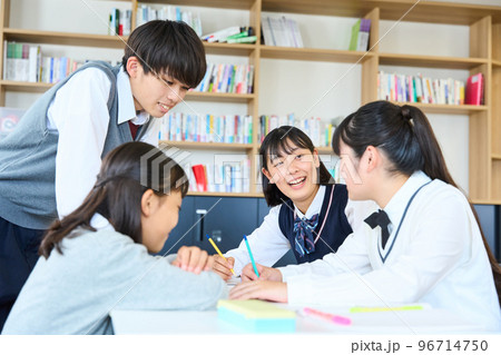 相談する中学生　談笑する中学生　 96714750