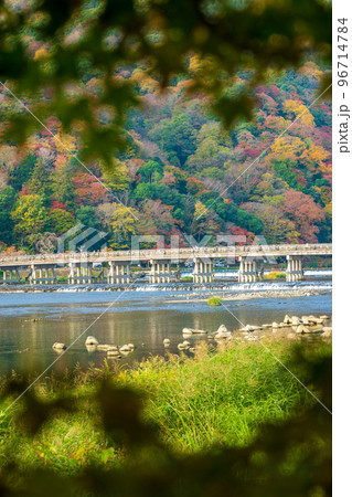 紅葉の見ごろを迎えた嵐山と桂川にかかる渡月橋の風景|京都府京都市 紅葉の見ごろを迎えた嵐山と桂川にかかる渡月橋の風景|京都府京都市 96714784