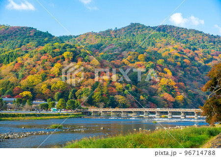 紅葉の見ごろを迎えた嵐山と桂川にかかる渡月橋の風景|京都府京都市 紅葉の見ごろを迎えた嵐山と桂川にかかる渡月橋の風景|京都府京都市 96714788
