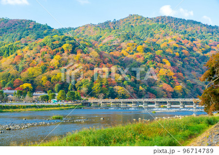 紅葉の見ごろを迎えた嵐山と桂川にかかる渡月橋の風景|京都府京都市 紅葉の見ごろを迎えた嵐山と桂川にかかる渡月橋の風景|京都府京都市 96714789