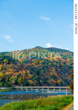 紅葉の見ごろを迎えた嵐山と桂川にかかる渡月橋の風景|京都府京都市 紅葉の見ごろを迎えた嵐山と桂川にかかる渡月橋の風景|京都府京都市 96714790