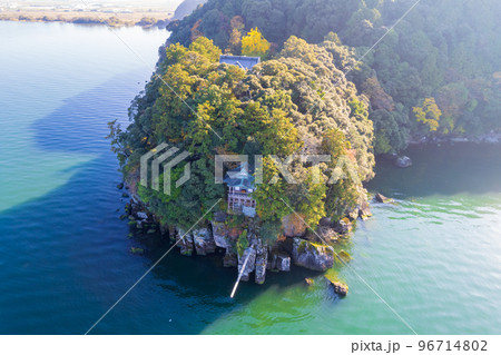 ドローン撮影｜琵琶湖に突き出た棹から飛び降りる雄壮な行事が有名なお寺｜滋賀県近江八幡市 96714802