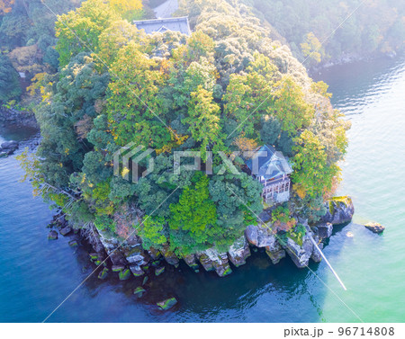 ドローン撮影｜琵琶湖に突き出た棹から飛び降りる雄壮な行事が有名なお寺｜滋賀県近江八幡市 96714808