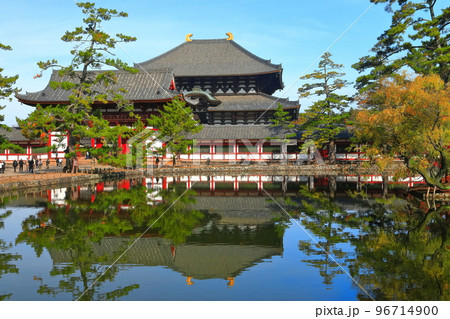 【奈良県】紅葉の東大寺　中門と大仏殿 96714900