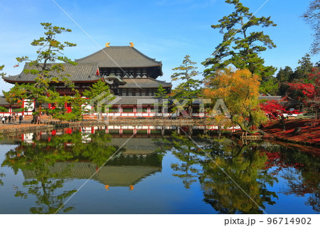 【奈良県】紅葉の東大寺　中門と大仏殿 96714902