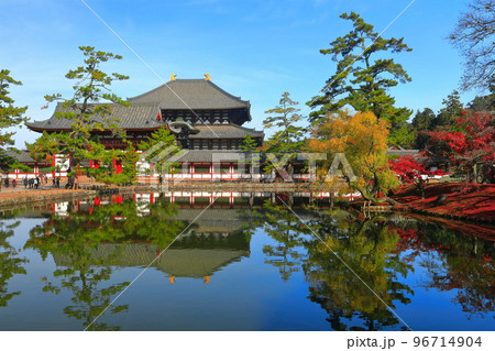 【奈良県】紅葉の東大寺　中門と大仏殿 96714904
