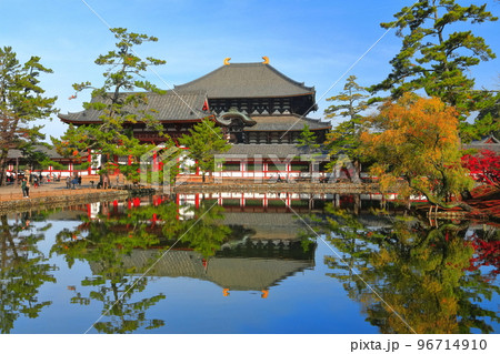 【奈良県】紅葉の東大寺　中門と大仏殿 96714910