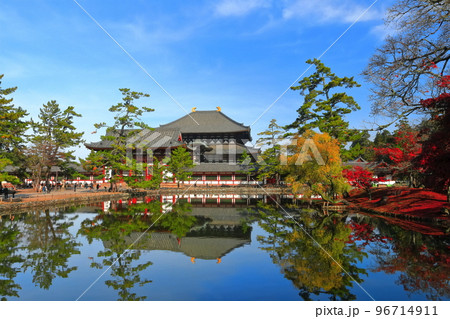 【奈良県】紅葉の東大寺　中門と大仏殿 96714911
