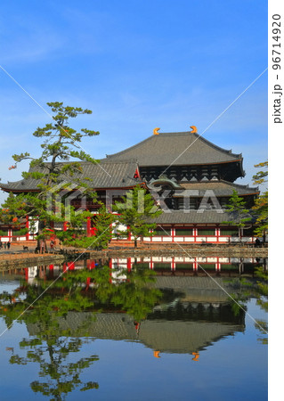 【奈良県】シンメトリーな東大寺 中門と大仏殿 【奈良県】シンメトリーな東大寺 中門と大仏殿 96714920