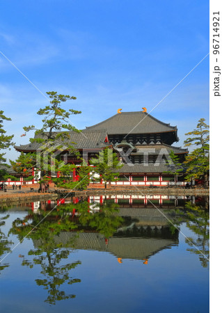【奈良県】シンメトリーな東大寺 中門と大仏殿 【奈良県】シンメトリーな東大寺 中門と大仏殿 96714921