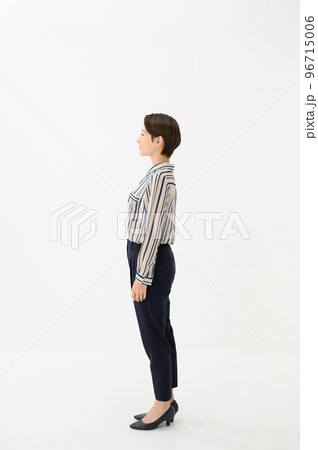 横向きの女性ポートレート 96715006