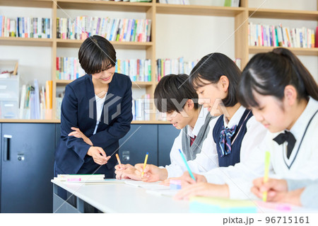 勉強する中学生　指導をする先生　高校受験　 96715161