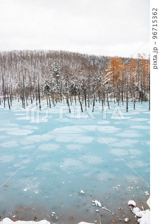 冬の青い池 冬の青い池 96715362