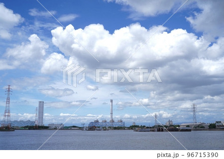 綺麗な青空と工場地帯 綺麗な青空と工場地帯 96715390