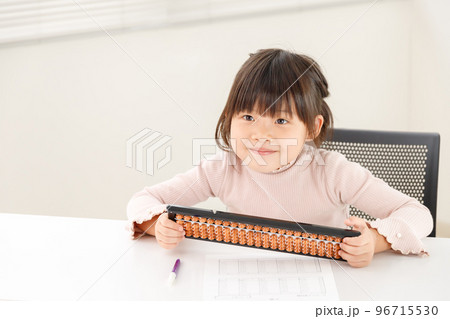 そろばん教室の幼児、または小学生の女の子の生徒。ワンタッチそろばんを使っている。 そろばん教室の幼児、または小学生の女の子の生徒。ワンタッチそろばんを使っている。 96715530