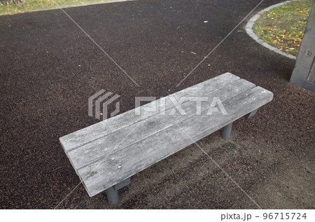 ある地方都市の緑地に設置されたストリートファニチャーのベンチ ある地方都市の緑地に設置されたストリートファニチャーのベンチ 96715724