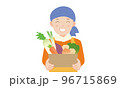 段ボールに入った冬野菜を持つ農家の男性  96715869