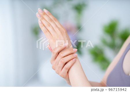 ハンドケアする女性の手元【パーツカット】 96715942