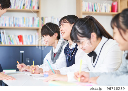 勉強する中学生　指導をする先生　高校受験　 96716289