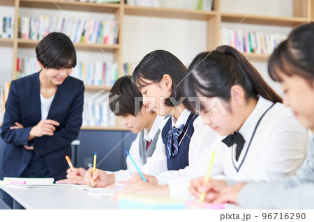 勉強する中学生 指導をする先生 高校受験 勉強する中学生 指導をする先生 高校受験 96716290
