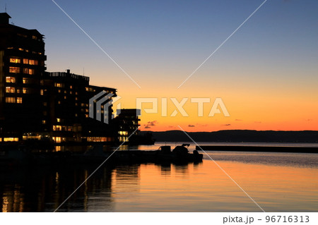和倉温泉街　夕景 96716313
