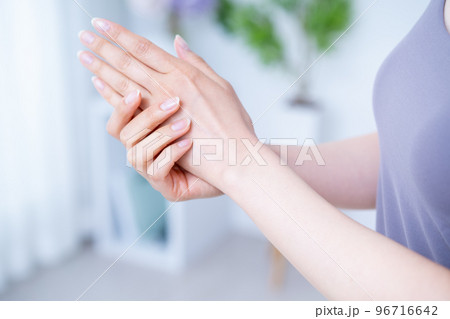 ハンドケアする女性の手元【パーツカット】 ハンドケアする女性の手元【パーツカット】 96716642