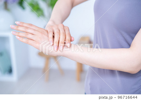 ハンドケアする女性の手元【パーツカット】 96716644