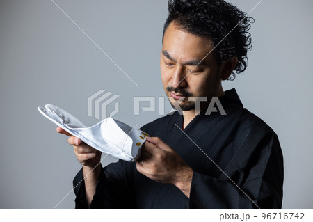 髭の男性　和の職業シリーズ　足袋職人 96716742