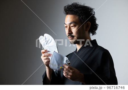 髭の男性　和の職業シリーズ　足袋職人 96716746