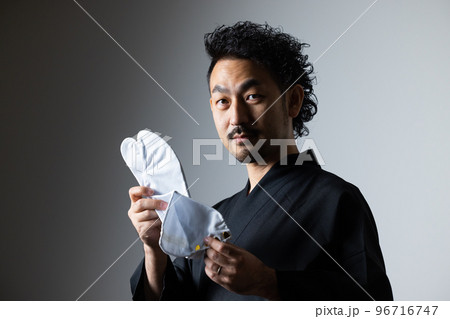 髭の男性　和の職業シリーズ　足袋職人 96716747