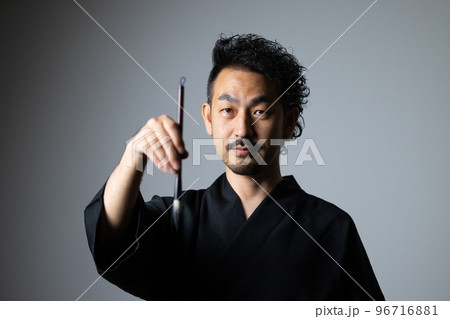 髭の男性　和の職業シリーズ　筆 96716881