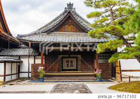 京都東山の秋 紅葉の建仁寺 大玄関 京都東山の秋 紅葉の建仁寺 大玄関 96717102
