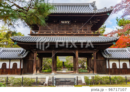 京都東山の秋 紅葉の建仁寺 三門(望闕楼) 京都東山の秋 紅葉の建仁寺 三門(望闕楼) 96717107