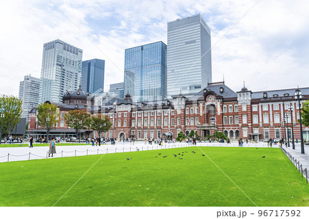 【東京都】観光客で賑わう東京駅 【東京都】観光客で賑わう東京駅 96717592