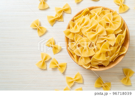 Dry uncooked farfalle pasta in bowl 96718039