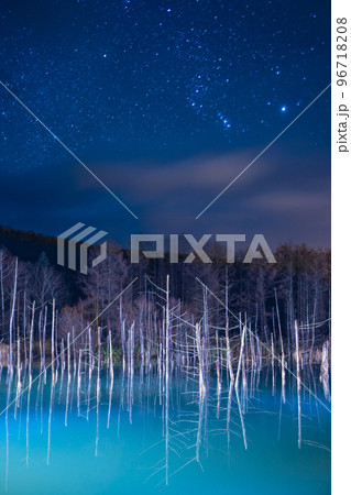 冬の北海道　青い池に浮かぶオリオン座 96718208