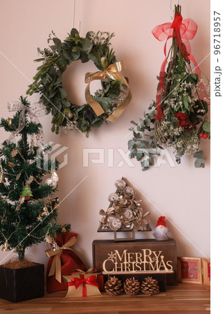 クリスマスイメージスワッグと雑貨 96718957