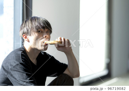 パンを食べる若い男性 パンを食べる若い男性 96719082