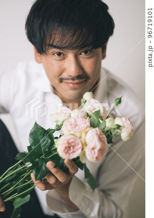 バラの花を持つ男性の写真素材 [96719101] - PIXTA