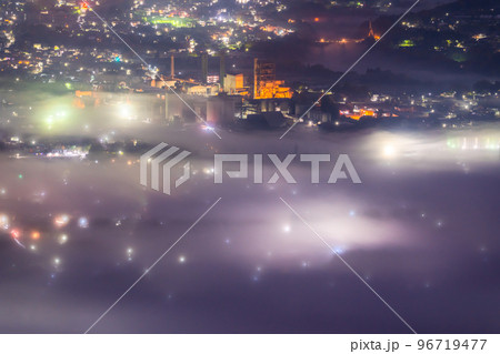 《埼玉県》秩父・幻想的な雲海の夜景 《埼玉県》秩父・幻想的な雲海の夜景 96719477