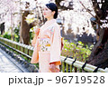 着物で京都を観光する女性　桜　春 96719528